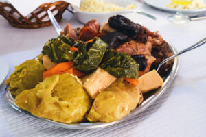 Cozido das Furnas, plato tradicional de las Azores, servido con carnes, verduras, patatas, coles y embutidos.