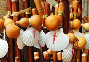 Conjunto de bordones de peregrino decorados con calabazas y conchas de vieira, símbolos tradicionales del Camino de Santiago.