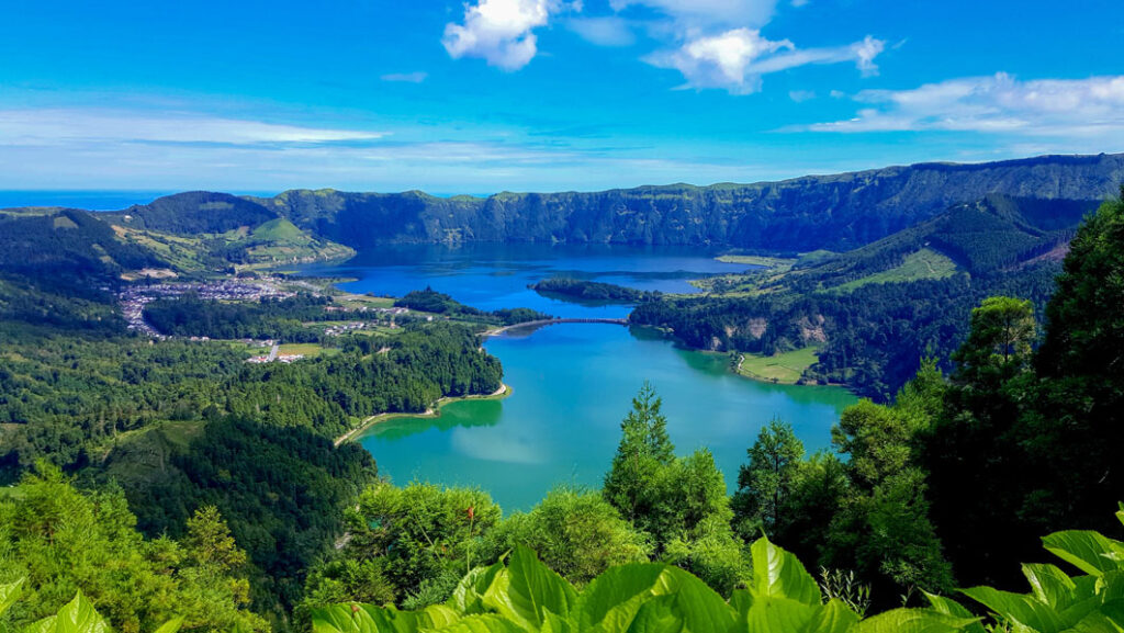 Vista panorámica de la isla de São Miguel, en las Azores, con sus lagos volcánicos de aguas verdes y azules rodeados de bosques y montañas.