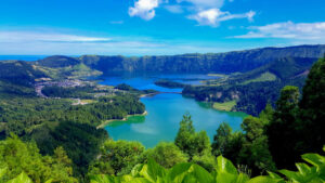 Vista panorámica de la isla de São Miguel, en las Azores, con sus lagos volcánicos de aguas verdes y azules rodeados de bosques y montañas.