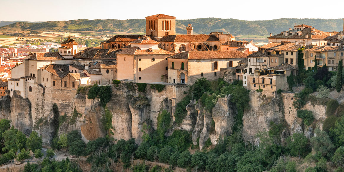 Vista panorámica de Cuenca, con su casco histórico sobre las hoces del río Huécar y la catedral destacando entre los edificios tradicionales.
