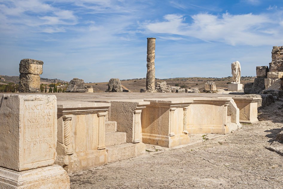 Ruinas de la ciudad romana de Segóbriga, con restos arqueológicos y esculturas de época romana.
