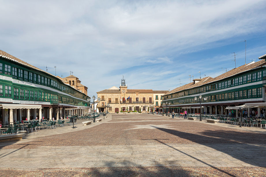 Plaza Mayor de Almagro, rodeada de edificios históricos con soportales y galerías acristaladas.
