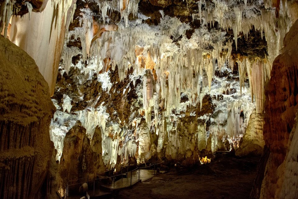 Vista interior de estalactitas y estalagmitas de la Cueva del Águila