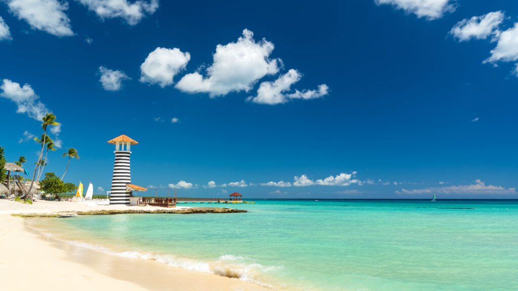 Vista de un faro en una playa de República Dominicana